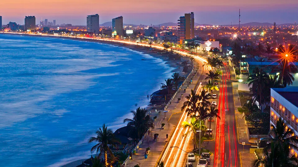 Malecón de Mazatlán por la noche