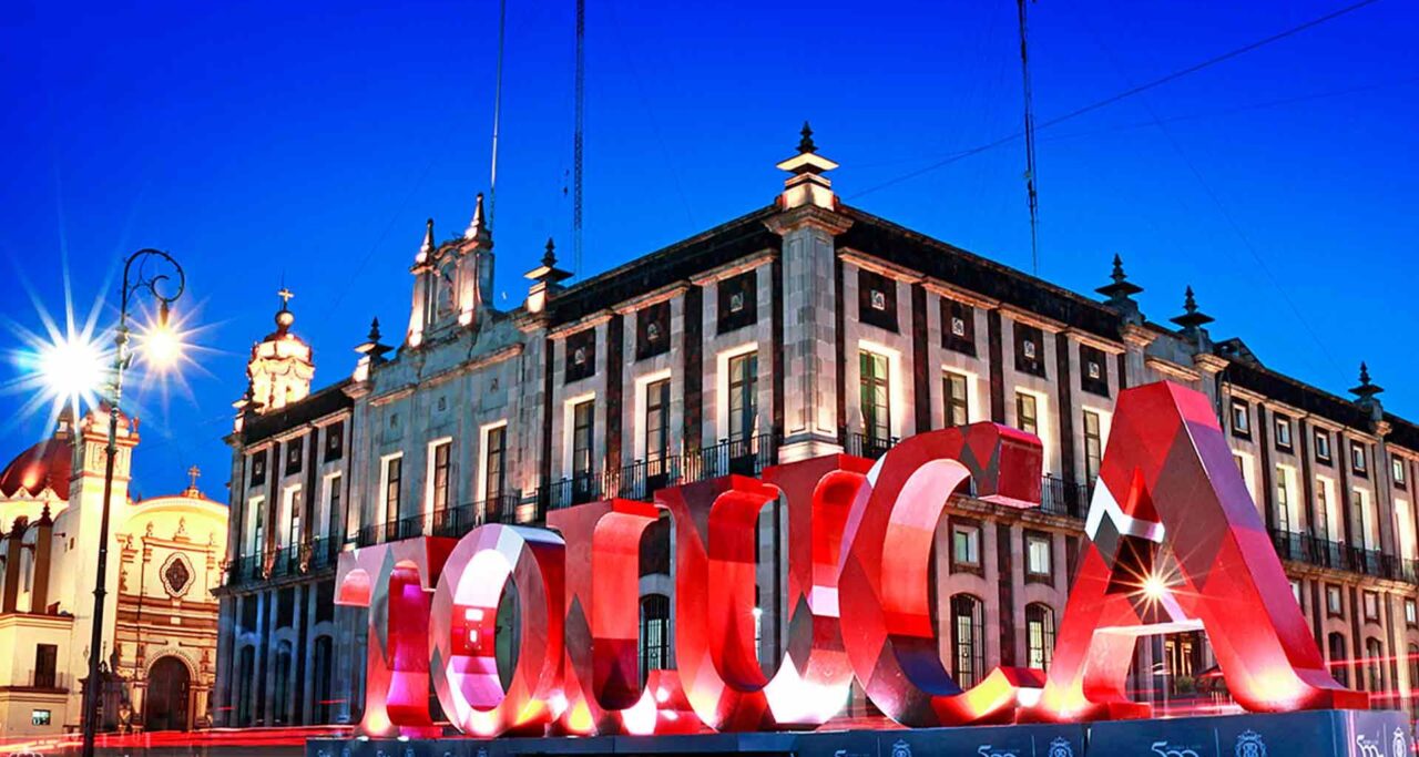Centro de Toluca iluminado por la noche